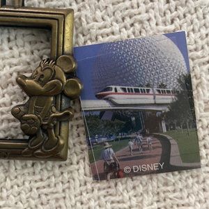 Disney Minnie Mouse Epcot photo keychain